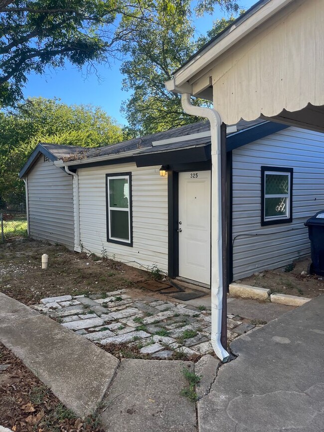 Building Photo - Separate Back House