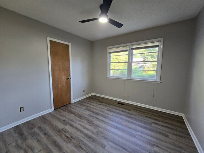 Building Photo - 745 Rustland Dr