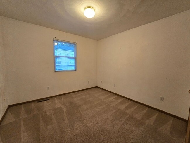 Building Photo - Large 3 Bedroom Townhouse in Burrell Schoo...