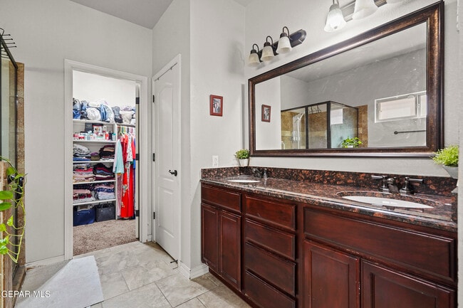 Building Photo - 14560 Meadow Lawn