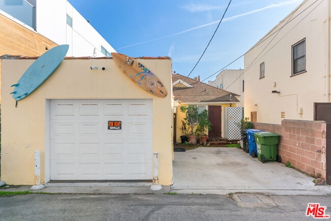 Building Photo - 33 Wavecrest Ave