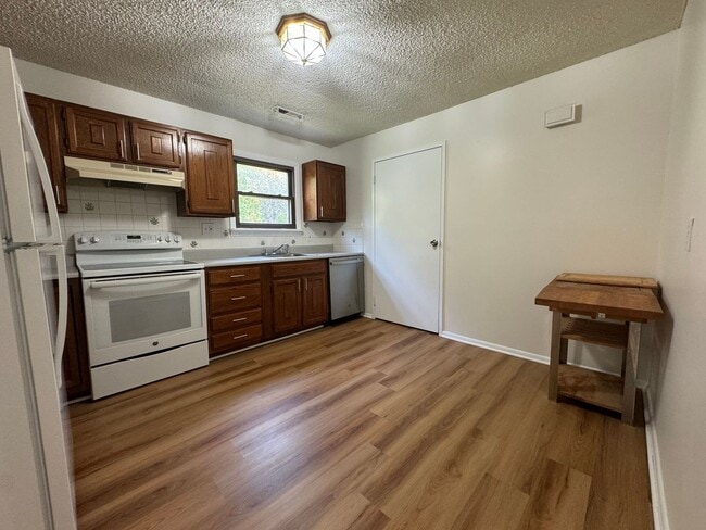Building Photo - TWO BEDROOM TOWNHOME