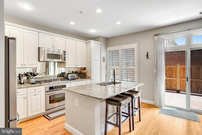 Building Photo - 906 Slaters Ln