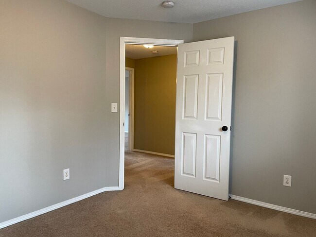 Building Photo - HALF MONTH FREE OF RENT Spacious 5 Bedroom Home! Granite Counters! Pet friendly! Tons of Room for...