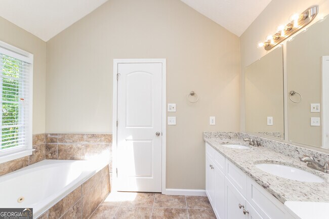 Building Photo - 660 Scenic View