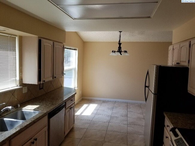 Building Photo - South Richland Townhouse for rent