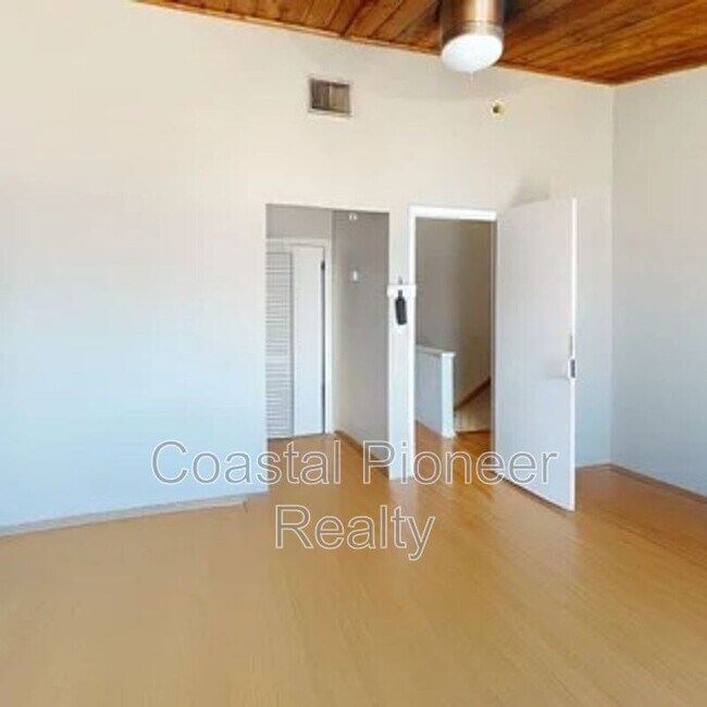 Building Photo - 12356 Capri Cir N