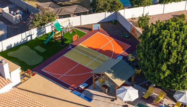 Building Photo - 2431 E Laurel St