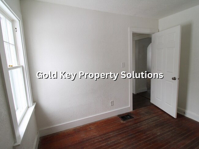 Building Photo - MUNCIE 3 BR 1 BA House with New Appliances and Garage (SECTION 8 APPROVED)