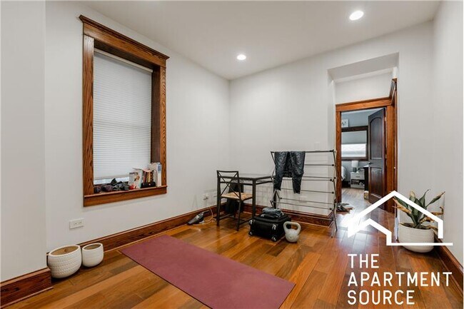 Building Photo - 1019 W Oakdale Ave