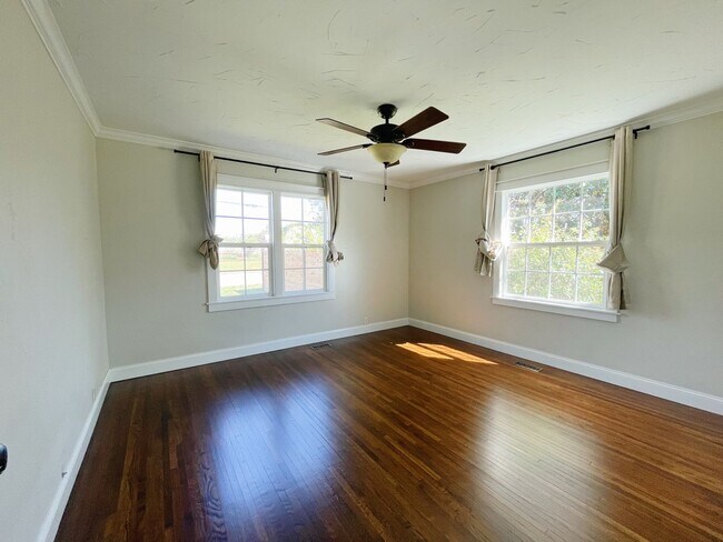 Building Photo - Adorable Midtown Tulsa Bungalow