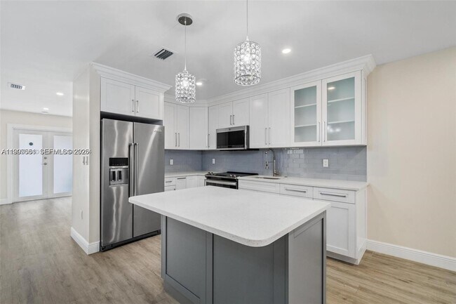 Building Photo - 330 W 74th Pl