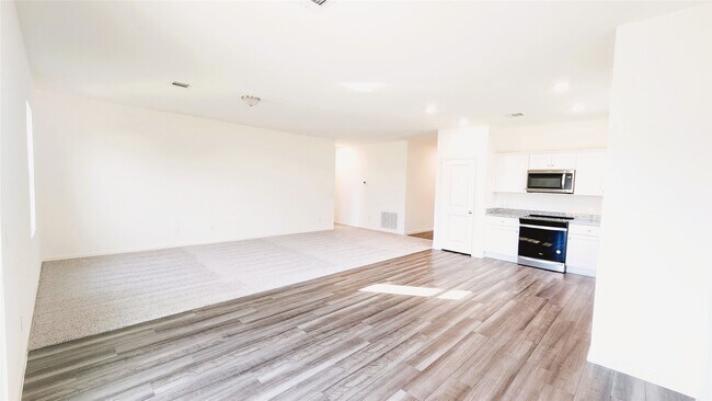 Building Photo - 6335 Highland Trl Dr
