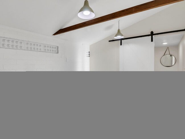 Building Photo - 544 W 17th Pl