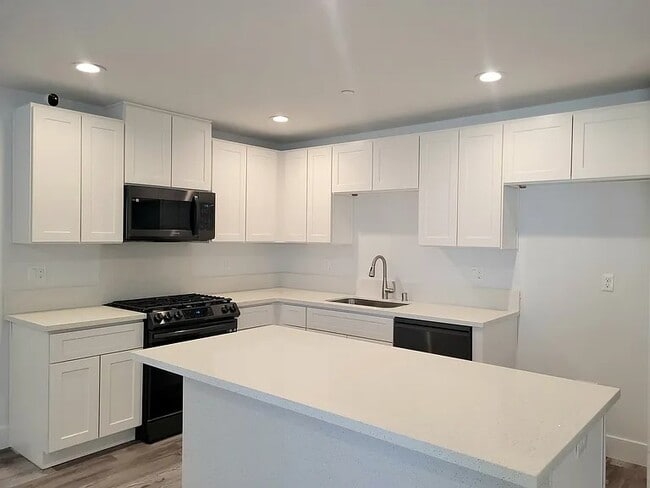 Building Photo - 7332 Poppy Blvd