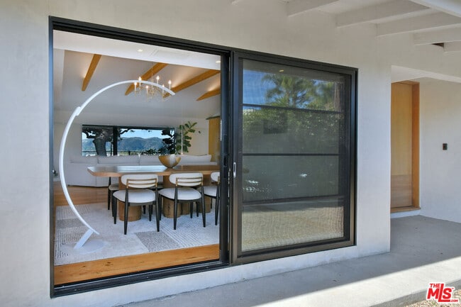 Building Photo - 2145 Linda Flora Dr