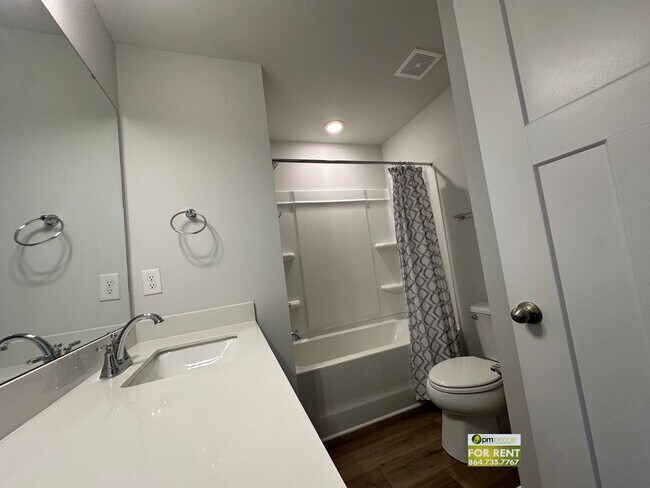 Building Photo - 3/2.5 Townhome Available Now!