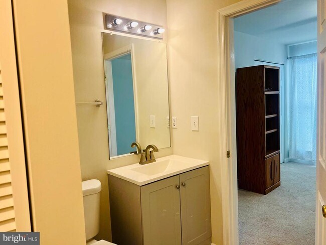 Building Photo - 1049 Gardenview Loop