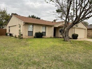 Building Photo - COMING SOON - SPACIOUS 3 BEDROOM 2 BATH BRICK HOME