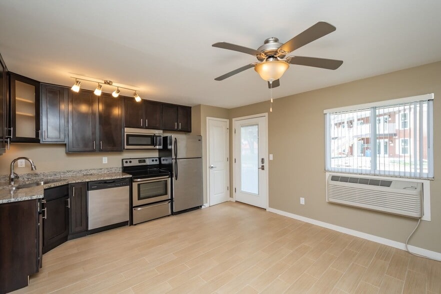 Building Photo - River Ridge Place