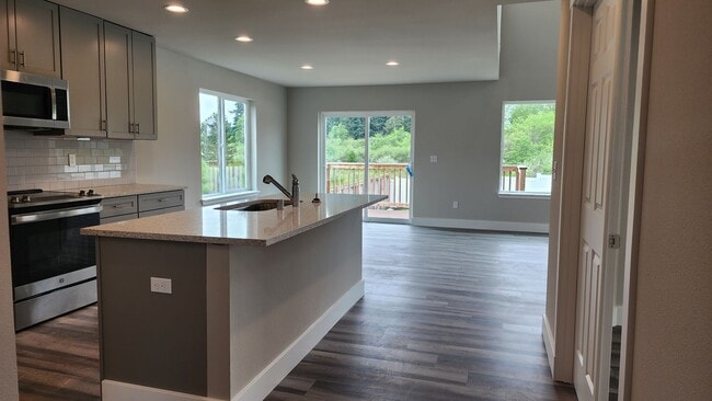 Building Photo - 3 Bedroom, 2.5 Bathroom + DEN in Yelm Cree...