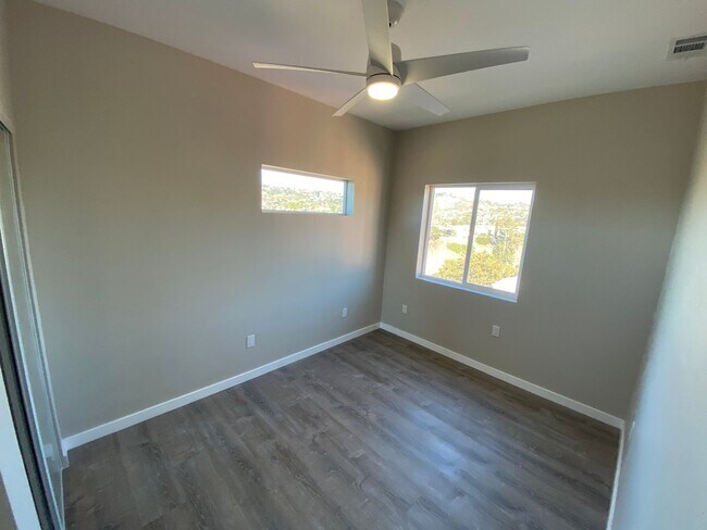 Building Photo - 4 BD 2 BR Unit, Tipton St