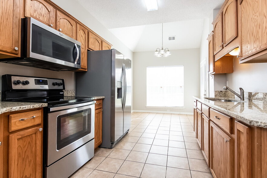 Building Photo - 5820 Lillian Bend Dr