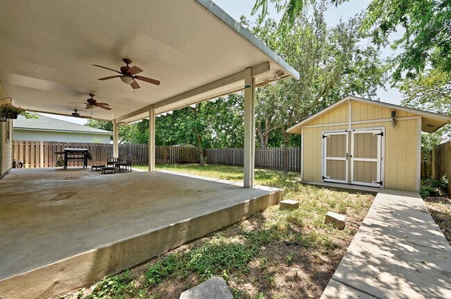Building Photo - 252 Fall Creek Dr