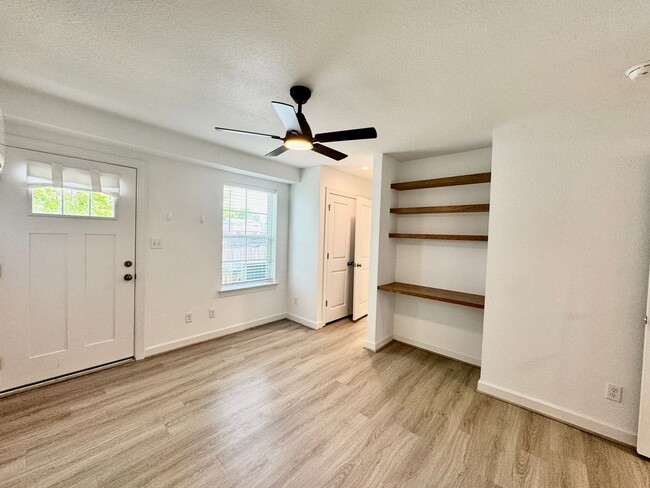 Building Photo - Practically New & Available May 1st! Luxur...
