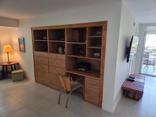 Building Photo - 1831 Sabal Palm Dr