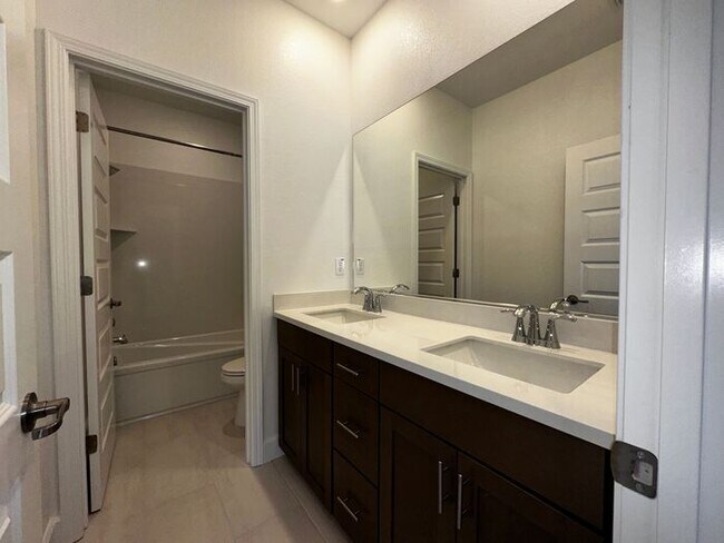 Building Photo - Beautiful 4 bedroom new home in Sierra wes...