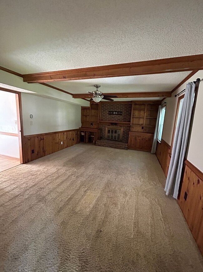 Building Photo - 4BD/2.5BA in Albemarle Acres Neighborhood ...