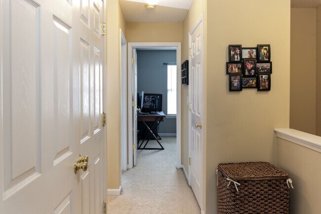 Building Photo - Spacious, well-kept 3 bedroom N Raleigh townhome with fenced back area!