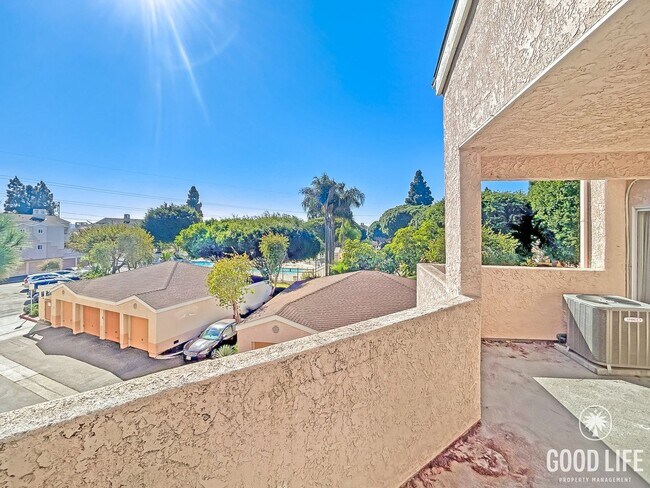 Building Photo - Stunning 2BD/2BA W/ Updated Kitchen and Re...