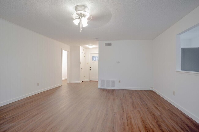 Building Photo - 2800 Bushnell Dr