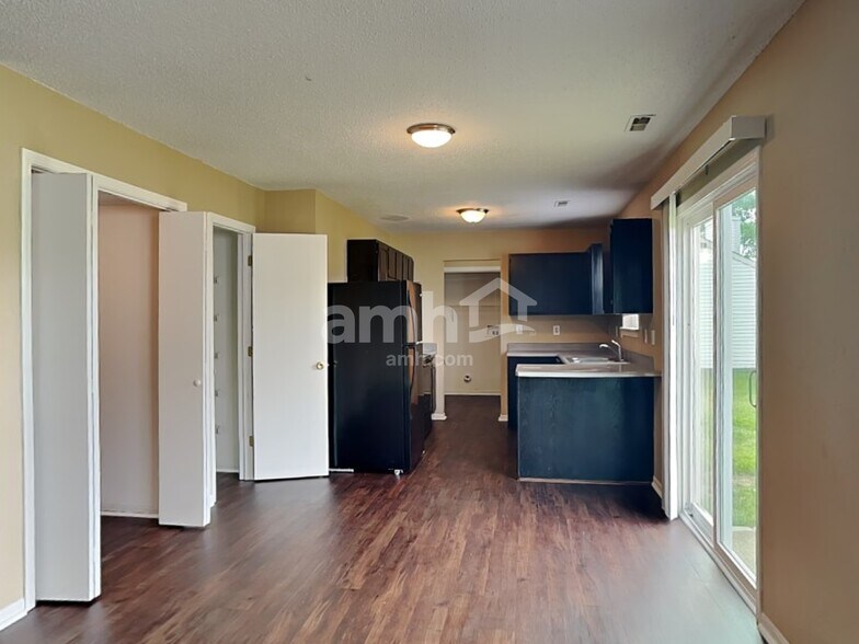 Building Photo - 7650 Scatter Woods Ln