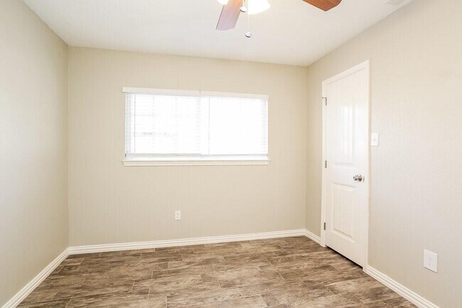 Building Photo - 10806 Clear Fork Dr