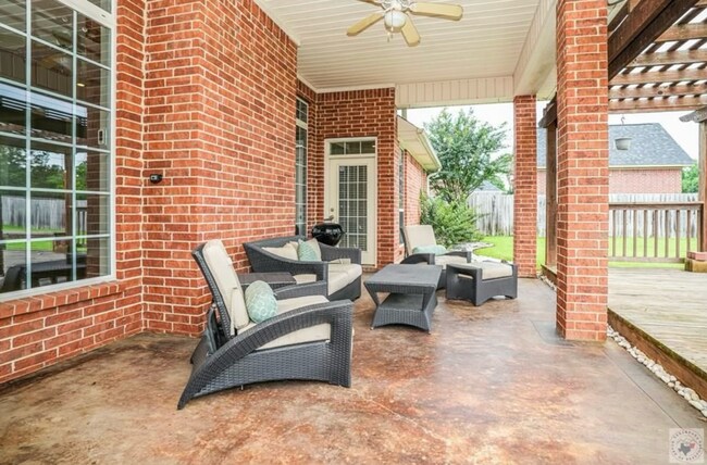 Building Photo - Beautiful, Spacious 4 bedroom Home for Rent!
