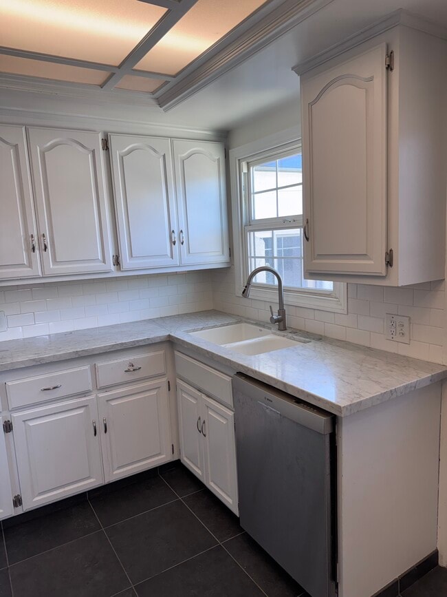 Kitchen sink and dishwasher - 5845 Sunfield Ave