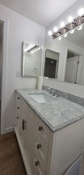 Building Photo - 210 S Paulsen