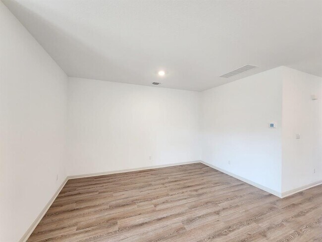 Building Photo - 102 Ft Clark Spgs Dr