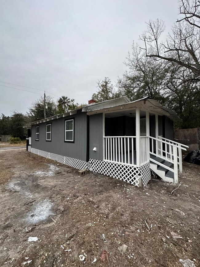 Building Photo - Fully Renovated 3/1 Single Family House Av...