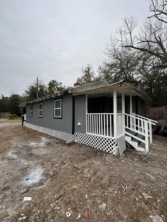 Building Photo - Fully Renovated 3/1 Single Family House Available for Immediate Rent!