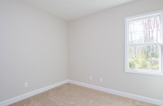 Building Photo - 425 Sedgemoor Rd