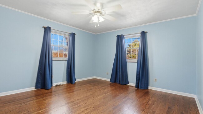 Building Photo - 3 bedroom Cleveland home!