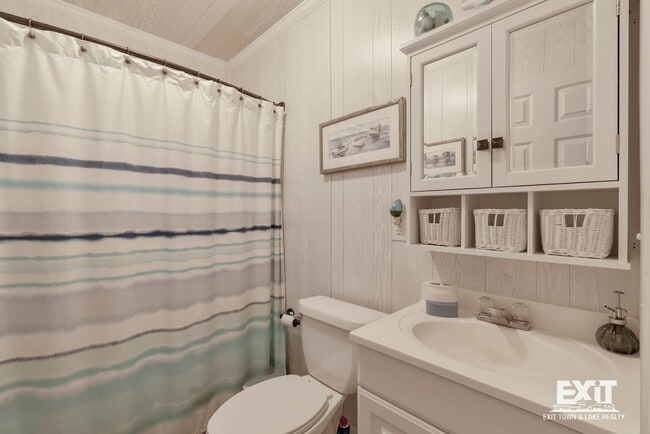 Building Photo - 4 Bedroom, 2 Bath Home Available on Kerr Lake with Private Dock