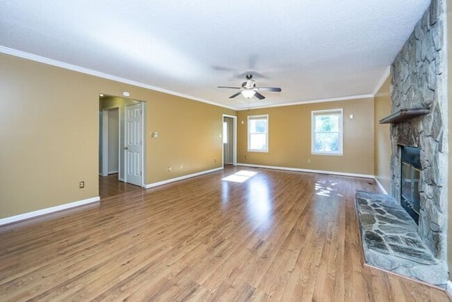 Building Photo - 3BD/1BA Home in Hickory