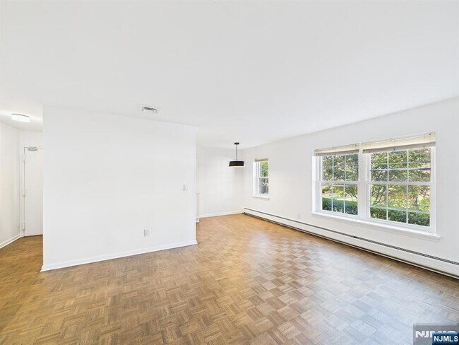 Building Photo - 364 E Ridgewood Ave