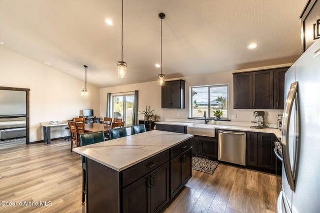 Building Photo - Beautiful home on 5 Acres