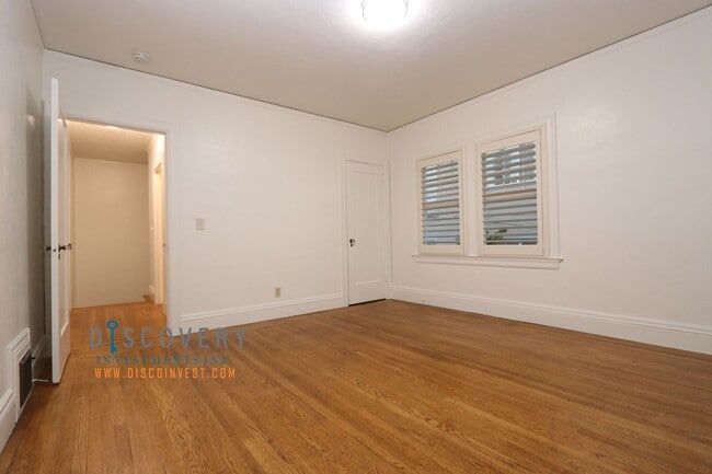 Building Photo - 841 Warfield Ave